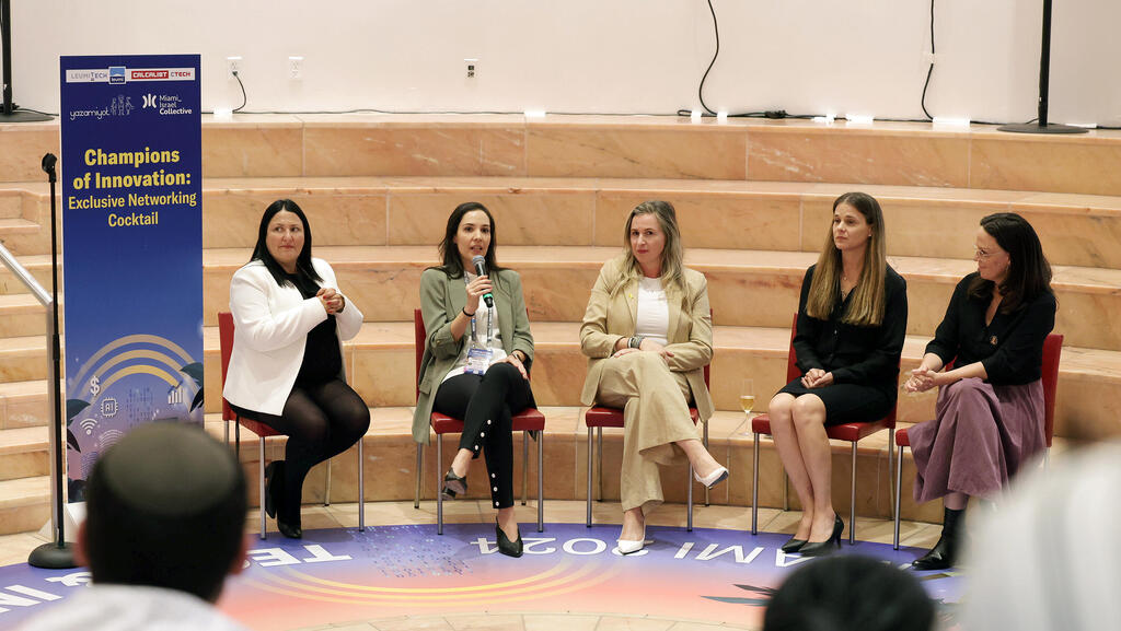 Champions of Innovation panel (Photo: Orel Cohen) כנס מיאמי - אירוע יזמיות מימין יפעת בכור מנכ"לית יוניסטרים מיה אייזן צפריר מנכ"לית לאומיטק נועה תמיר מנכ"לית כלכליסט הילה אוביל ברנר שותפה באריאלי קפיטל ומייסדת יזמיות