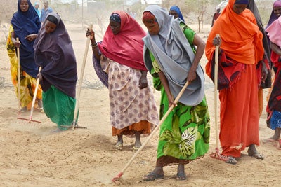 Somali women refugees raking