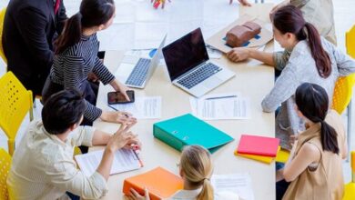 Do UAE companies pay less salaries to women than men?
